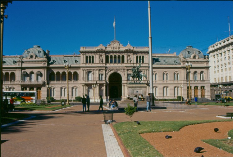 03 IMG Casa Rosada Pineda 1999.jpg