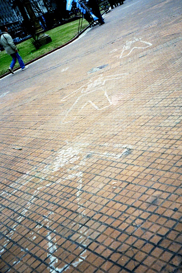 10 IMG Mothers Bodies fade Plaza de Mayo Pineda 2002.jpg