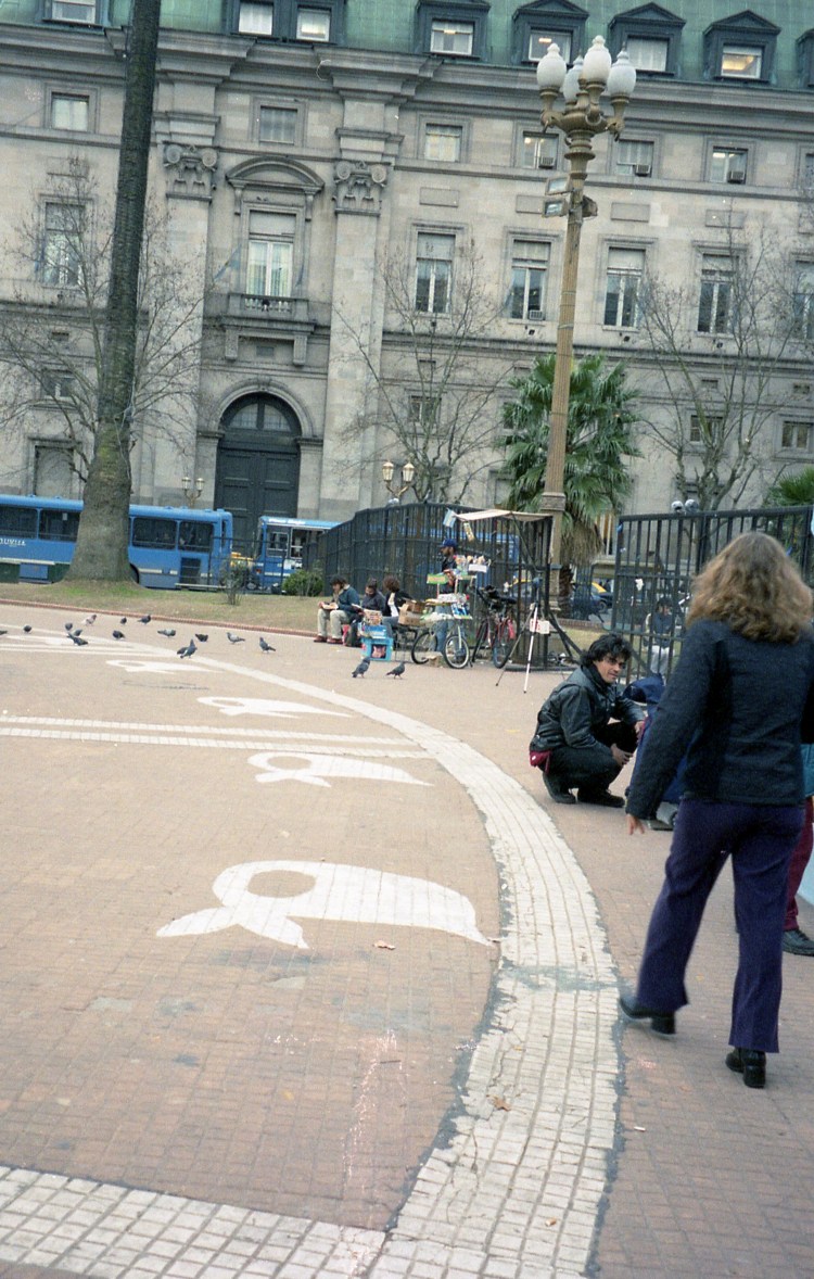 11 IMG Mothers Head Kerchiefs Plaza de Mayo 2002.jpg