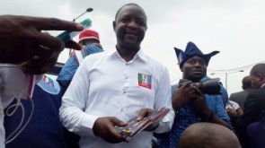 Sunday-Dare-surrounded-by-journalists-after-Buharis-election-victory-edited_0