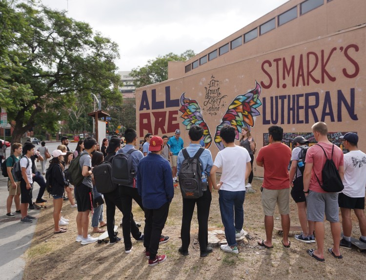 studentslearningabouttakingphotos